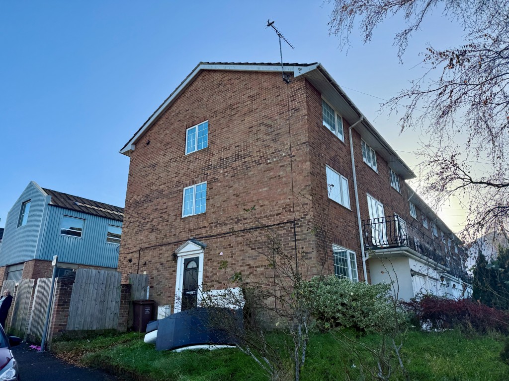 Four-Bedroom Town House For Refurbishment